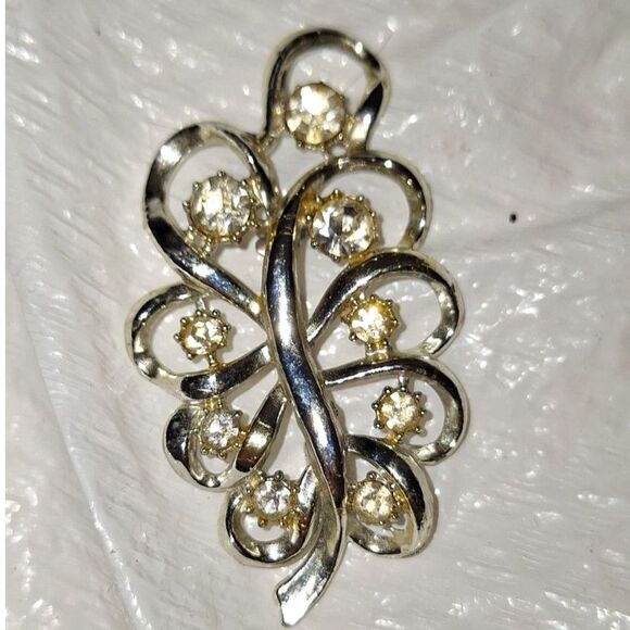 A Vintage Women's Brooch Pin Silver Tone Rhinestone Swirled Leaf Style Elegant - Picture 2 of 7